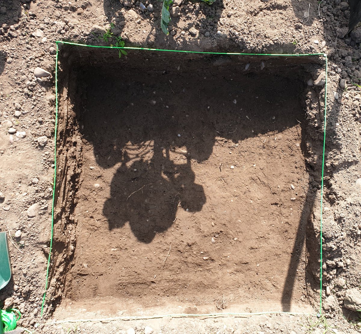 DiscoverhistPH's tweet photo. It's been a #longtime since we have been able to put a #spade into the ground and carry out some #Archaeological #fieldwork. Its so nice to do things we took for granted. A lovely day to start #exploringourpast #worcestershirehour #Archaeology #keepingskillssharp #historyfun https://t.co/0hso2Exdf2