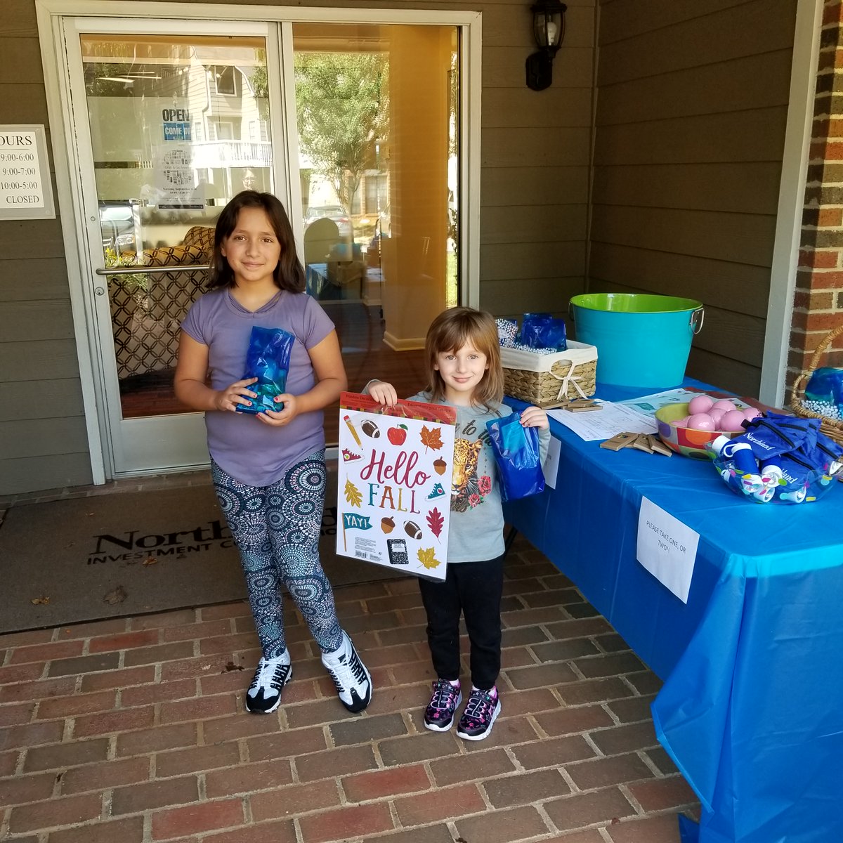 WindemereNC's tweet photo. It was wonderful to see all your smiling faces for the Windemere Grab N' Go event this week! Thank you all for stopping by and saying hello. We appreciate you!

#WeLoveOurResidents 
#Raleigh   
#ApartmentLiving 
#LoveWhereYouLive   
#GrabandGo https://t.co/o1muJd7Iof