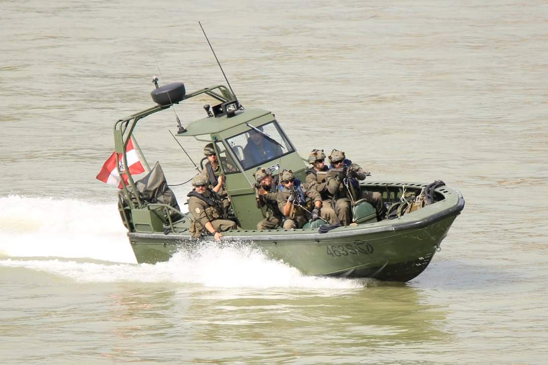 Bundesheerbauer's tweet image. Gemeinsame Ausbildung der Melker Pioniere und der Mistelbacher Aufklärer: Schwergewicht war der wassergestützte Transport und die Rückholung eines Aufklärungsspähtrupp. #Bundesheer