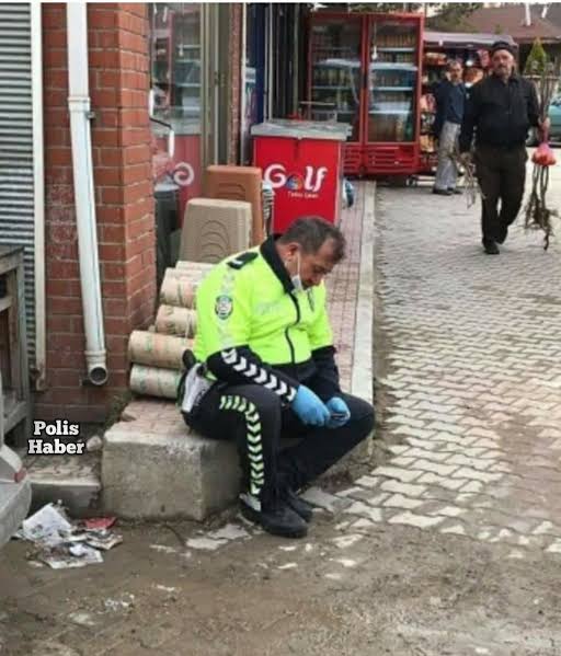 Bu fotoğraf, görev başında kalp krizi geçirip şehit olan abimize aittir.
Bu süreçte, bakkal çırağı olduk
Bankacı olup Maaşları dağıttık
Filyasyon da sağlıkçı olduk
Sadece devlet memuru olamadık...
Tüm kurumların mesai saatleri düştü polisin iş yükü arttı sonuç: Polismesai Yorgunu