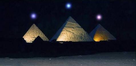 Her 2373 yılda bir Merkür, Venüs ve Satürn Giza Piramitleri üzerinde hizaya girer.. ( Fotoğraf 3 Aralık 2012 )