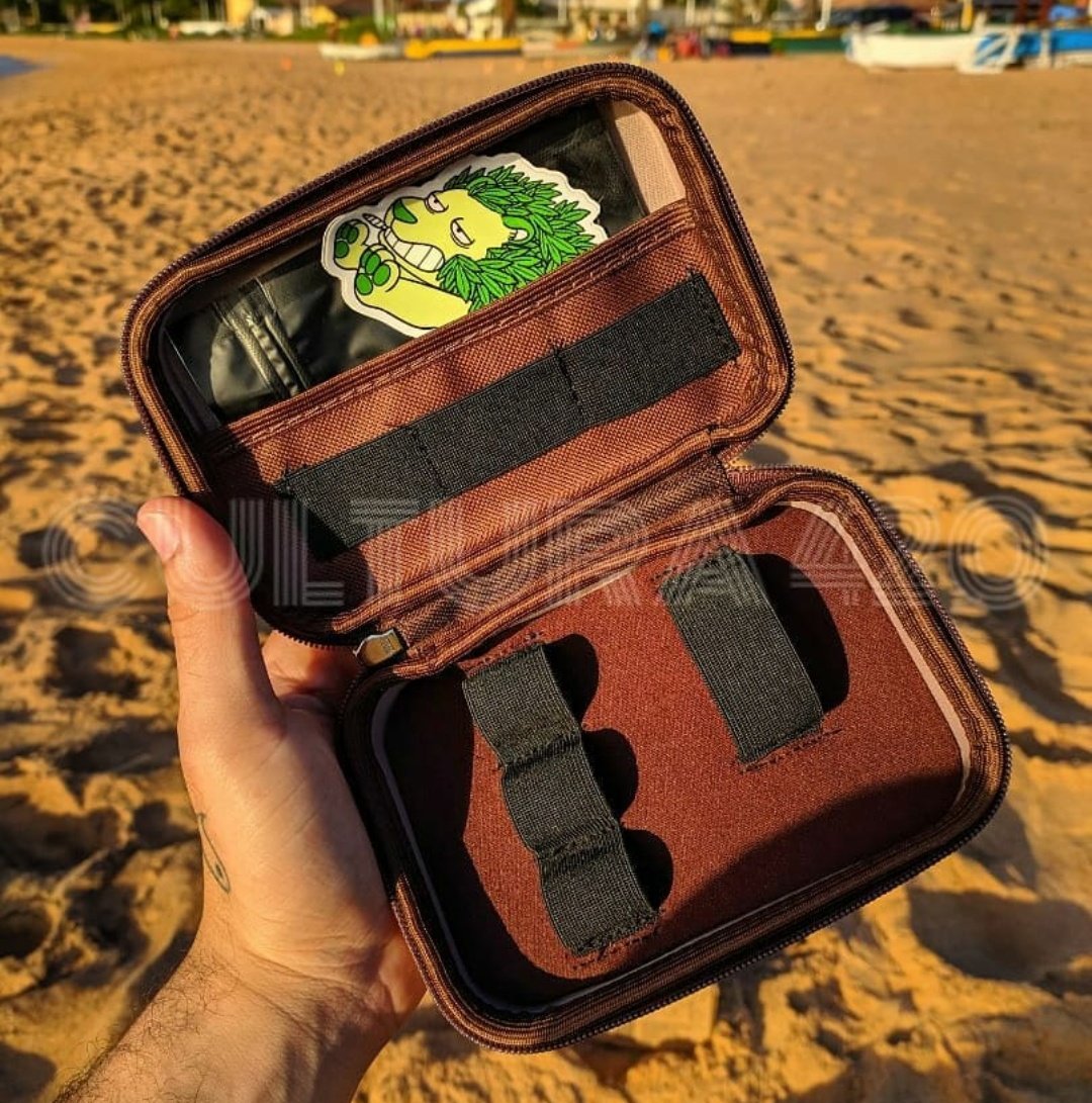 Cultura420br's tweet photo. Cases @pufflifebr classica, feito para você transportar seu kit completo: seda, piteiras, isqueiros, dichavador, mocó e muito mais 💥

💸Valor - 79,90

#cultura420 #piteira #kitfumo #kit #maconha #pufflife #delivery #tabacaria #headshop https://t.co/9oUwq66UQr