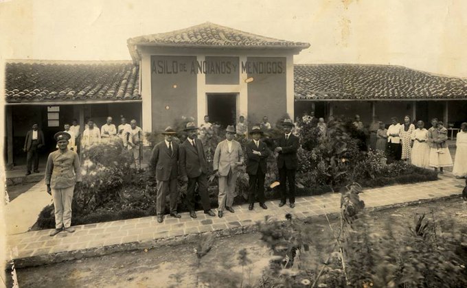 tachirense89's tweet image. Aquí funcionó el primer hospital de San Cristóbal, se llamaba hospital "San Juan de Dios", luego fue un asilo de ancianos (foto), quedaba en la carrera 7 entre calles 12 y 13, en el centro frente a Traki, hoy allí la villa de los buhoneros y una parada de buses.