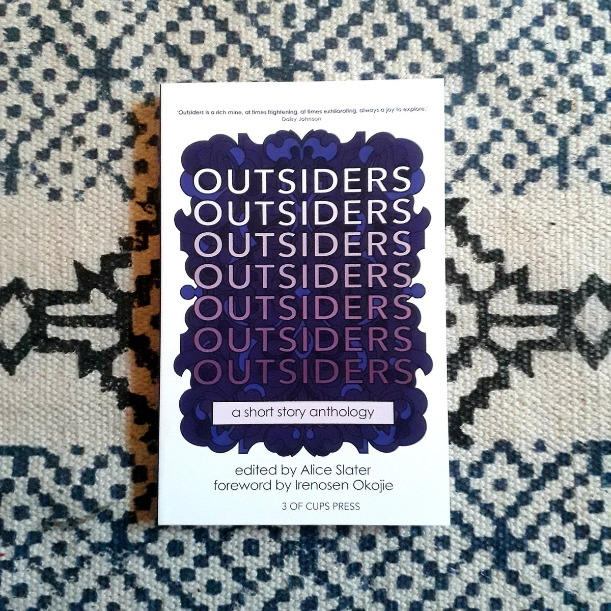 lenamohamed_'s tweet photo. It's publication day for Outsiders! Well done @alicemjslater &amp; @3ofCupsPress on such a wonderful collection 💜 My first ever short story is in it, about a society in which people can remove and swap their skin 👻 https://t.co/GwYUPVQ6ms