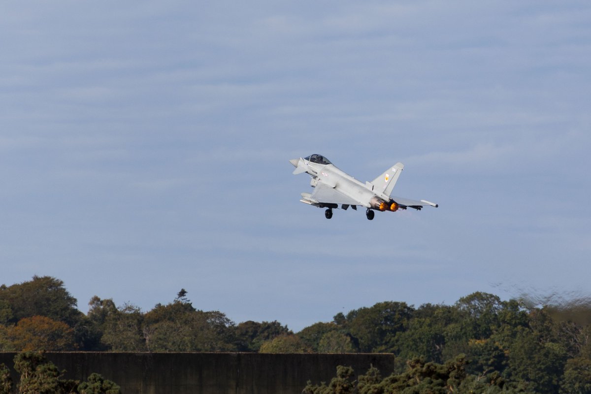  The two Bear Fs continued tracking south over the North Sea, closely shadowed by  @RoyalAirForce Typhoons.  While their every move is monitored, there are serious flight safety implications for the Bears flying in this area. 5/ #QRA