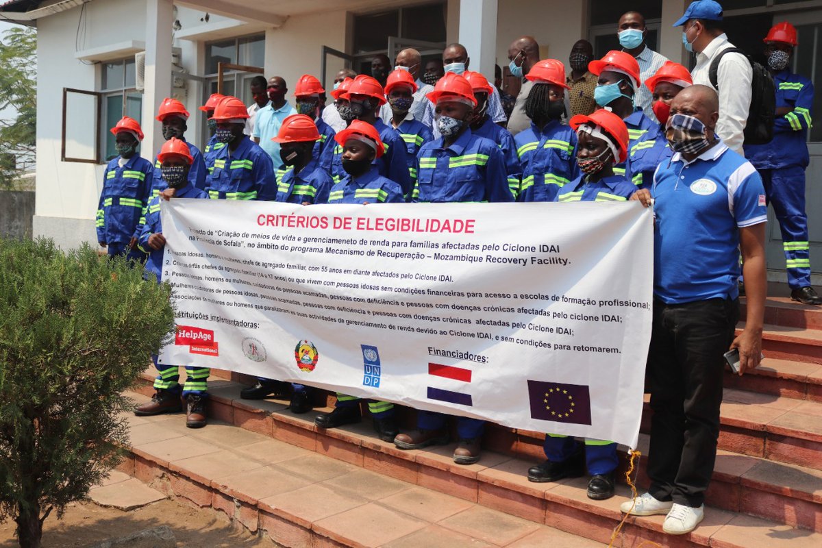 UNDPMozambique's tweet photo. Cerimónia de abertura, #Nhamatanda: 28 raparigas e 22 rapazes iniciam cursos p/ a melhoria de acesso ao emprego e auto-emprego, c/ aulas técnicas em agroprocessamento, serralheria, pedreiro e eletricista. Os jovens são órfãos de baixa renda e dependentes da agricultura familiar. https://t.co/NlXV4dAnjl