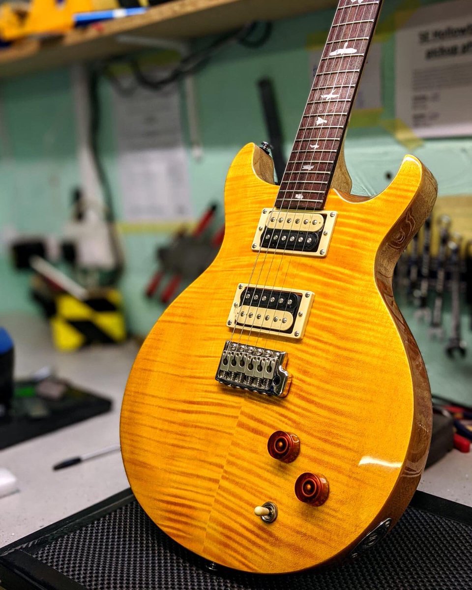 Check out some of the awesome SEs that came through the tech room today! Do you play an SE? Tag us in a picture to be on our SE showreel 🤟🔥✌️ #prsguitars #prsse #seshowreel #prs