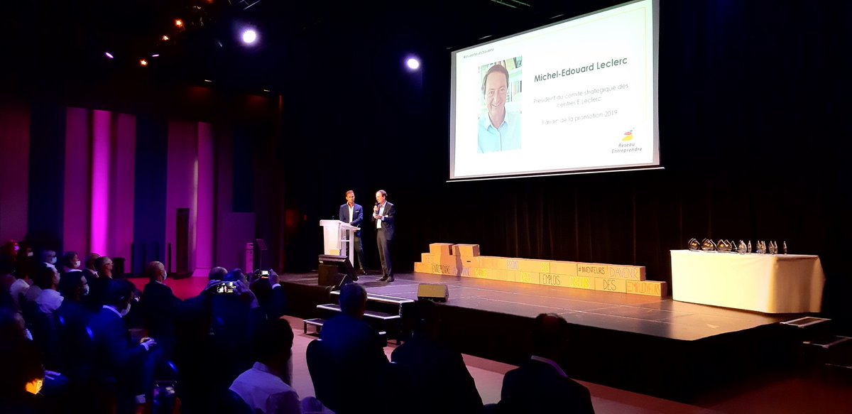RE_ValDeMarne's tweet photo. Le parrain Michel Édouard Leclerc prend la parole sur scène pour la 7eme Fête des Entrepreneurs @Leclerc @Leclerc_MEL #entreprise #entrepreneur https://t.co/6zAc4K8Tfq