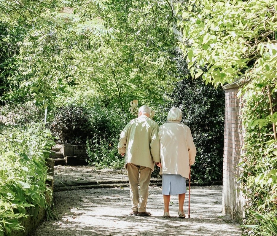 VAngelsBCS's tweet photo. Caring for an older adult with Alzheimer’s or dementia can be a scary challenge. Here are 6 key Alzheimer’s caregiver tips and resources that give a solid foundation. Read more: https://t.co/Jsd3HzkFhj #alzheimers #seniorcare #Visitingangels https://t.co/arAsCkqzdv