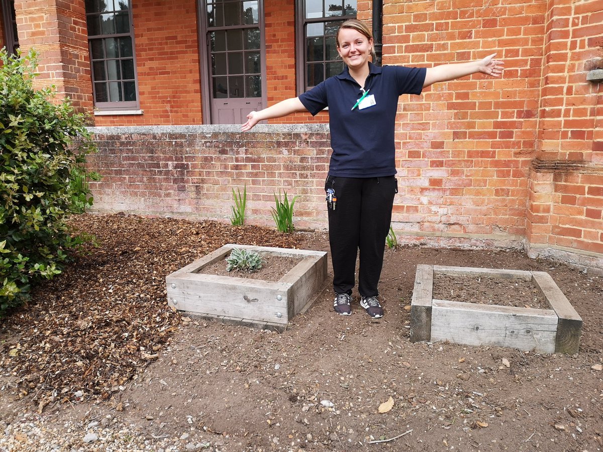 SpaceGrowth's tweet photo. We've been preparing for the autumn - weeding and mulching. Quick results and very satisfying. Our patient feedback was really positive too - its great to be outside with nature 🦋, getting fresh air and some excersise🌾🌻🌱 ☺️#horticulture#ecotherapy#mentalheath#bettereveryday https://t.co/btQqfFRvZe
