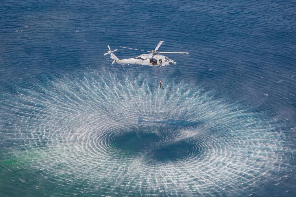 USNavy's tweet photo. Explosive team 💥 

#EOD technicians assigned to #CTF56 and Sailors assigned to #USSDextrous (MCM 13) prepare a blast site during a mine countermeasures interoperability exercise in the Arabian Gulf. https://t.co/vOjNU6kIYB
