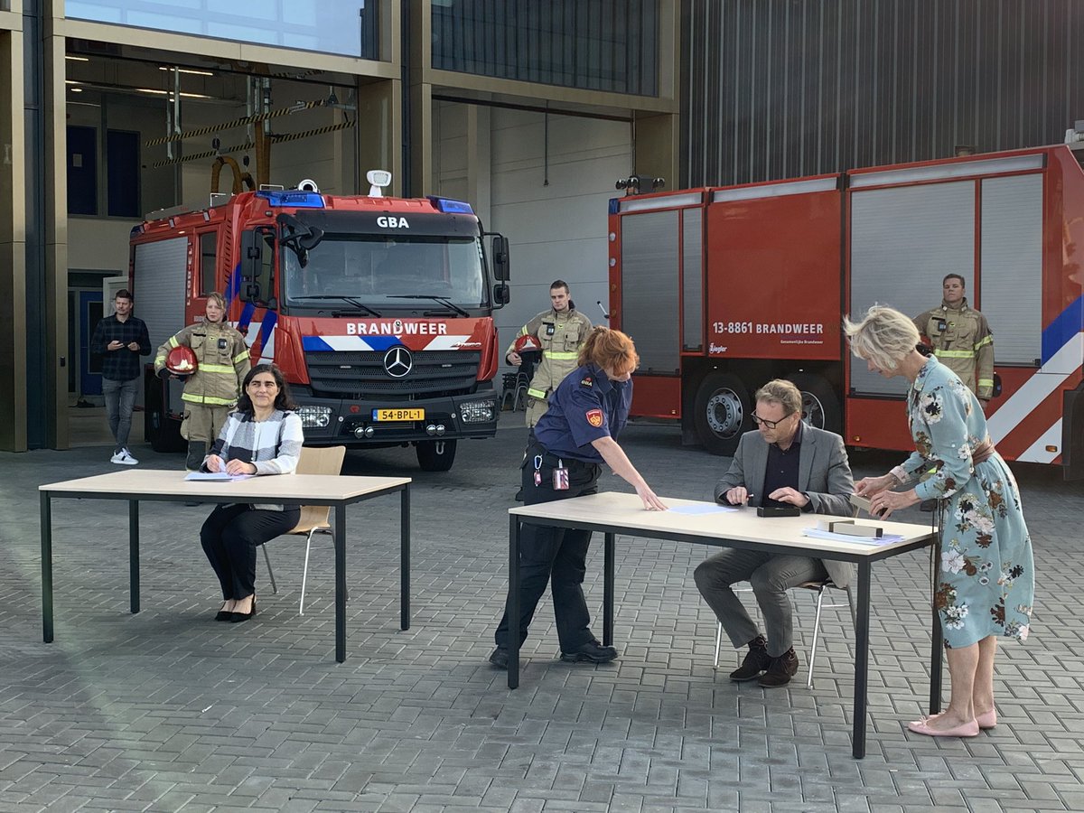 MfvandeKerkhof's tweet photo. Mooie dag @GB_Amsterdam: tankterminal Zenith treedt officieel toe als lid, contracten tussen VRAA en GBA worden getekend, en het ‘projectteam van het 1e uur’ wordt in het zonnetje gezet en bedankt voor alle inzet! @BrandweerAA @PortofAmsterdam @MarkvBarreveld https://t.co/CQmXlc97OL
