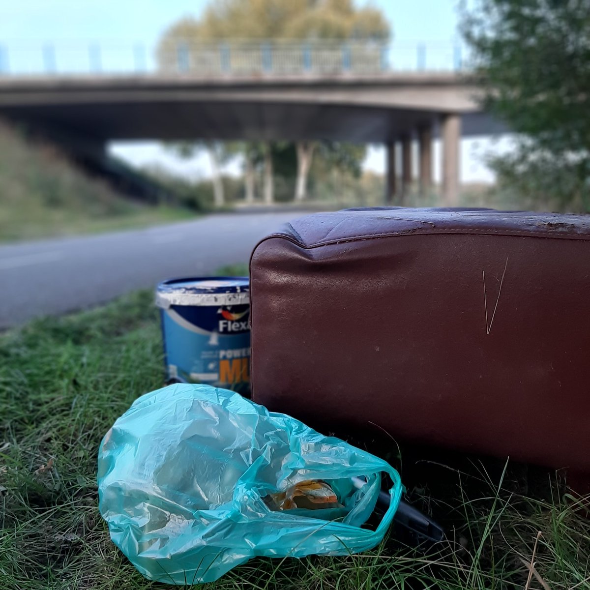 In aanloop naar Global Clean-up Day 2020 alvast een klein stukje gedaan. Een bijzondere vondst in de bosjes pastte niet in ons afvalzakje en is gemeld aan <a href="/GemeenteMeppel/">Gemeente Meppel</a> #zwerfafval #frisseneusgroeneberm