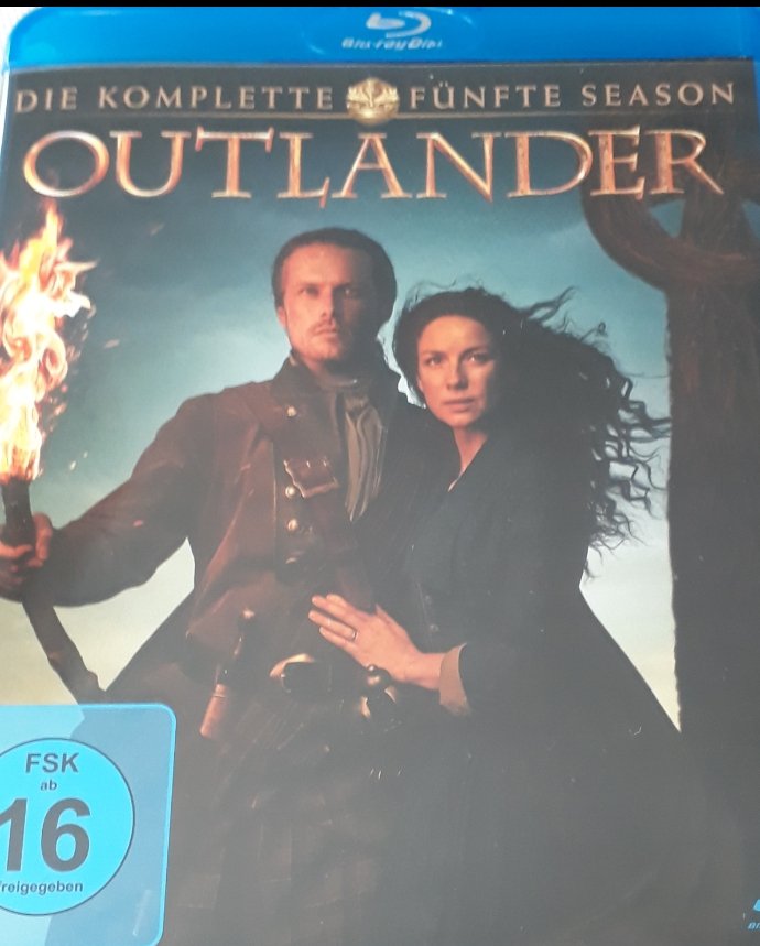 fee2360's tweet photo. @LilleS80 @Lucilla_moon59 @Sassenach2016 @RBeechey53 @saltybird210 @Lassie_1 @RollerRuthie @EvilPirat @NancyCapuano3 @gandusio @nancymc56138708 @outlandernzuk @AstridQuartara @Sigrun48402681 Guten Abend liebe Lille ,ich bin heute über 40.000 Schritte für die #munrostepchallenge  gelaufen und genieße gerade die 3te Runde #Outlander5  #SamHeughan war heute in meinem Briefkasten.Das hab ich mir verdient.Euch allen einen schönen Abend🏴󠁧󠁢󠁳󠁣󠁴󠁿💙🧚‍♀️ https://t.co/LX5vJpV1Gj