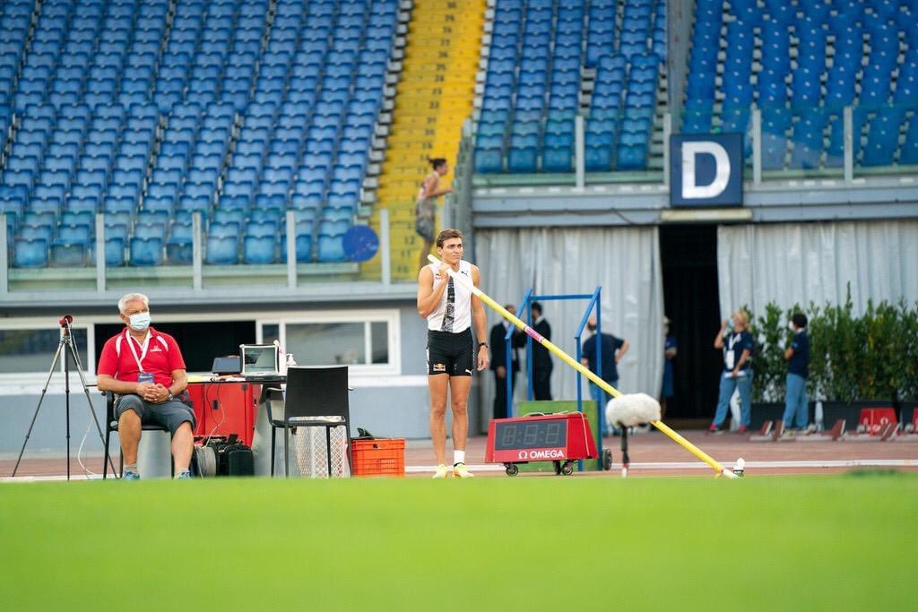 atleticaitalia's tweet photo. +++DUPLANTIS 6,15 AL GOLDEN GALA DI ROMA++ Mai nessuno così in alto all'aperto nel salto con l'asta, superato il 6,14 di Sergey Bubka (foto Cooper) https://t.co/UwmKTZ9bmY
