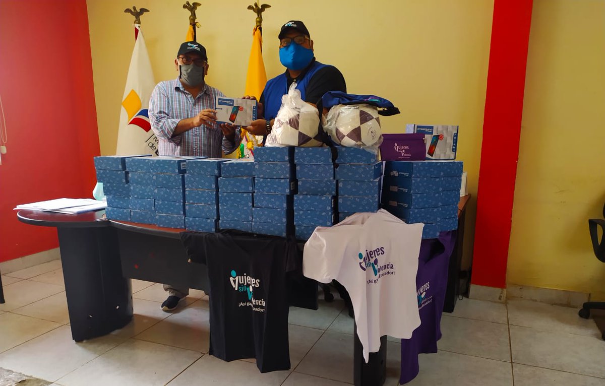 EducacionZ2_Ec's tweet photo. #SíALaEducación | @MeraViteri Director Distrital recibe donaciones de la empresa privada Endesa Botrosa y @MujeressinV  para premios del proyecto niños, niñas y adolescentes conectándose a un mundo sin violencia contra la mujer régimen #CostaGalapagos del Distrito 17D12. Fase 1 https://t.co/2Cj5DYG5wX