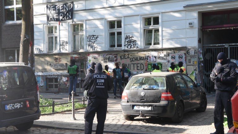 Solidarität gegen #Repression: heute gab es Razzien in #Berlin & #Athen. Wo der tiefe Staat immer mehr Verwicklungen mit Rechtsterror aufweist, wird „linker Terror“ nach #129 konstruiert.

Daher:
▶️morgen, 19h, Soli-Demo vom #Kalabalik! #Kreuzberg 

Infos: neues-deutschland.de/artikel/114186…