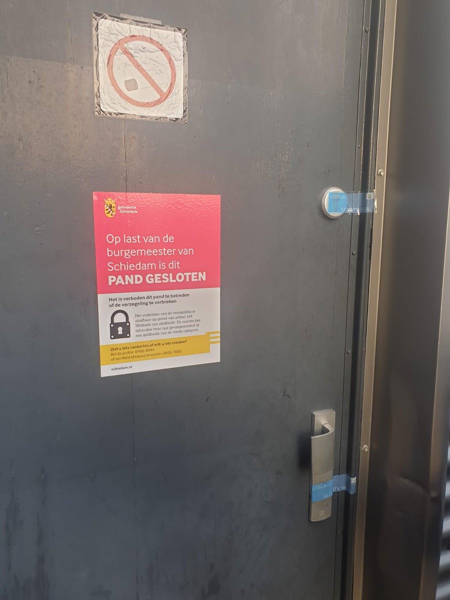 politie.nl/nieuws/2020/se… Tijdens een integrale controle aan de #Fokkerstraat in #Schiedam is donderdagmiddag een enorme partij nep-merkkleding aangetroffen. De kleding heeft een inkoopwaarde van meer dan twee miljoen euro. Er is niemand aangehouden.@PolitieSchiedam