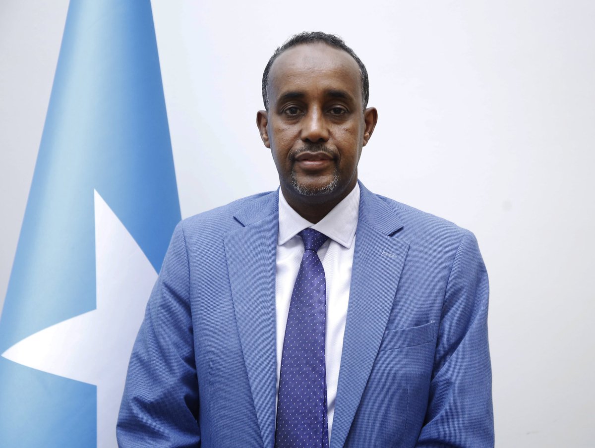 Waxaan hamalyo u dirayaa mudane  Maxamed Xuseen Rooble oo madaxweynaha Jamhuuriyaddu u magacaabay xilka Ra’iisulwasaaraha  dalka. Waxaan u rajeynayaa guul iyo in uu Eebbe la garab galo mas’uuliyadda Qaran ee loo  igmaday.