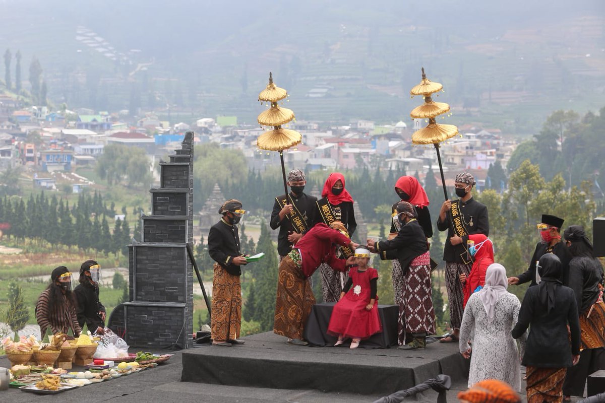 Digelarnya <a href="/FestivalDieng/">Festival Dieng</a> 2020, Gubernur <a href="/ganjarpranowo/">Ganjar Pranowo</a> ikut siarkan melalui akun media sosialnya. Ini dilakukan untuk mengantisipasi kehadiran pengunjung ke lokasi dan mencegah penyebaran Covid-19.

Walaupun virtual, acara tetap berjalan dengan lancar dan khidmat 😊