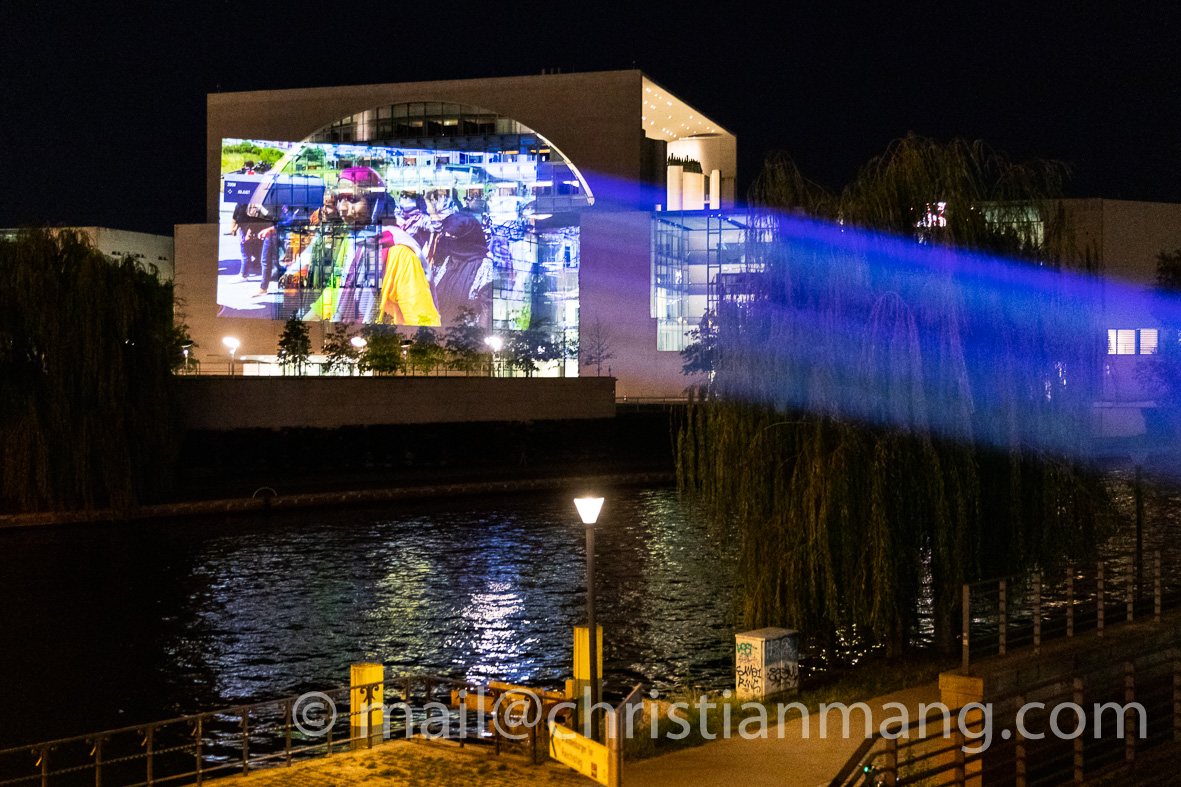 chr_mang's tweet photo. #Projektion von #europeansforhumanity an das #Kanzleramt in #Berlin als Start einer europaweiten Initiative für die #Evakuierung der Geflüchteten aus Moria. 
#LeaveNoOneBehind 
#evacuatemorianow 
https://t.co/1FaB1hN8is https://t.co/wJaFvdxYHI