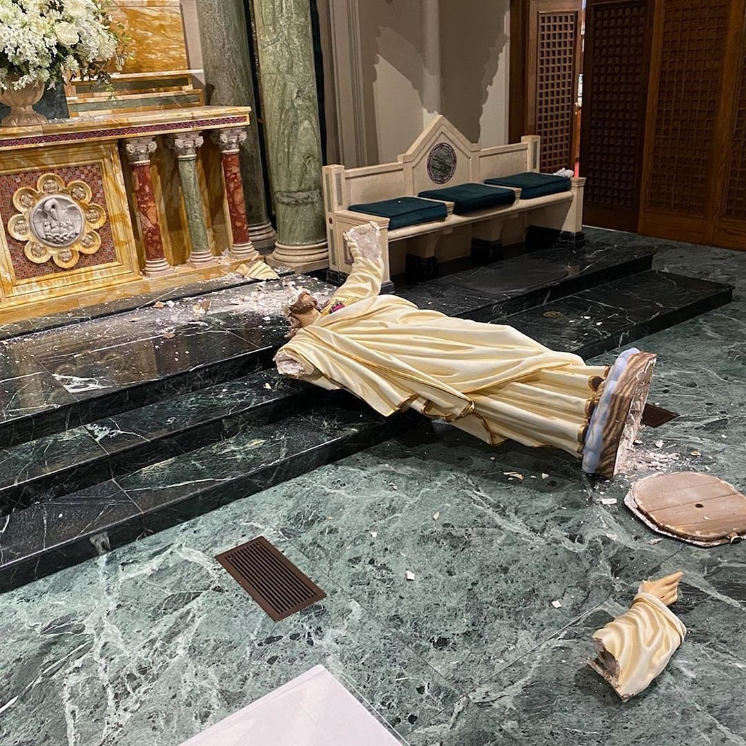 summa510's tweet photo. Un hombre ingresó el 15 de septiembre a las 10:00 a.m. (hora local) a la catedral, que permanecía abierta para la oración, y destruyó la estatua del Sagrado Corazón de Jesús que estaba detrás del altar principal.
Mucha conmoción por el acto de vandalismo. https://t.co/p3F8daRooZ