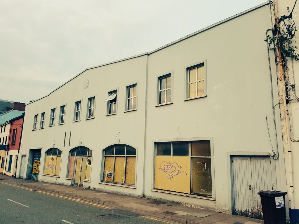 everytime I pass this beautiful workspace I can't believe it's emptybe amazing urban design & making space but could also be adapted to someone's homes in Cork city  #economic  #potential  #urbandesign  #housingforall  #meanwhileuse