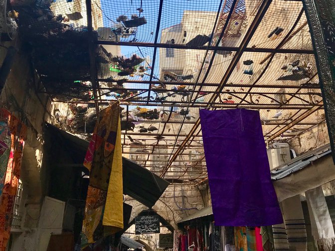 Bouteflikov's tweet photo. Dans le quartier musulman de la vieille ville de Jérusalem, les habitants ont installé des grilles pour se protéger des colons israéliens. Les colons vivent au dessus du quartier et jettent des objets/ordures sur les palestiniens, ces grilles protègent les riverains et les rues. https://t.co/r4q1DyhE0A