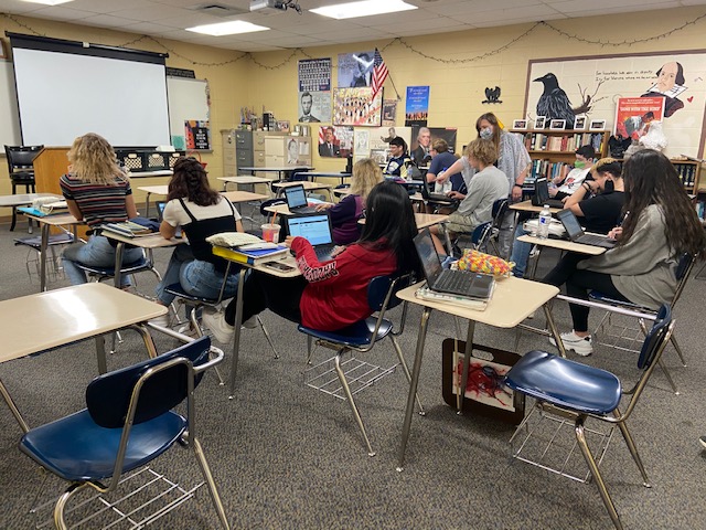 Oak_HillHS's tweet image. High School students focused on their life's work, favorite qualities, career goals, and FAFSA 4caster. #preparingforfuture