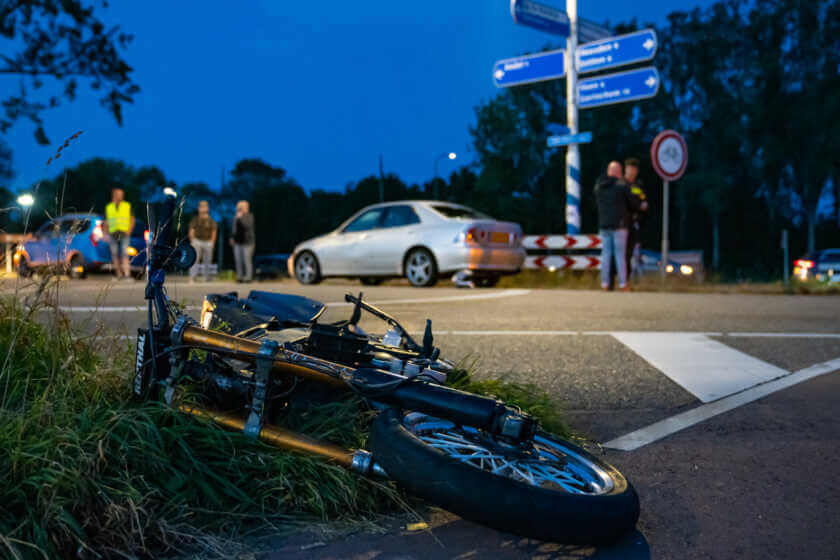 Aanrijding tussen een bromfiets en #Auto in #Andel #Brommer #Ongeval.