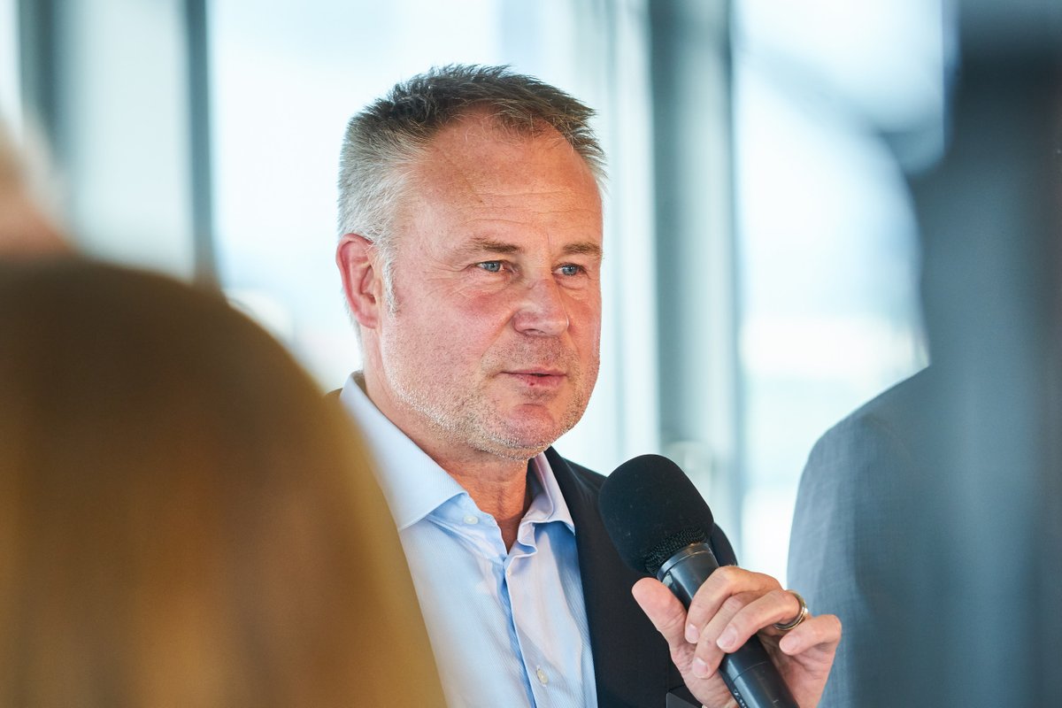 Logistikmarkt Hamburg - Beginn von sehr bewegten Zeiten - Titel des Vortrags von Peter Salostowitz, Chef von #IndustrialPort, den er auf den Hamburger Immobilientagen gehalten hat. Im Fazit entspricht Industrielogistik rd. 50% der gesamten #Logistik.