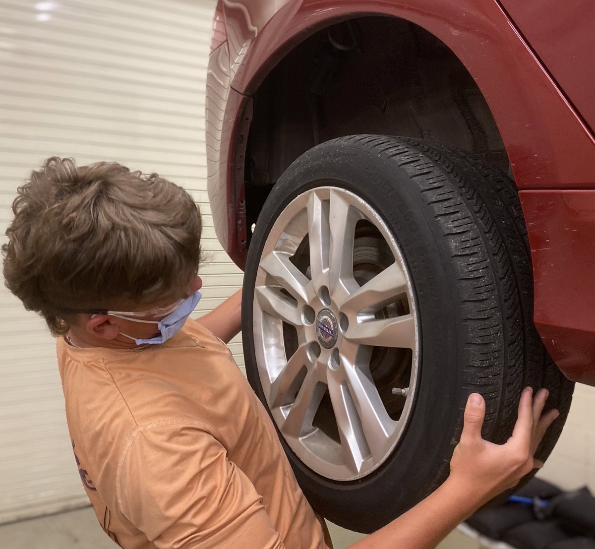TheMrGalvan's tweet photo. #AutoTech Students performing Tire Rotations with @Snapon_Tools in #AutomotiveBascis. #HumbleCTE offers real skills and experiences to their students! @HumbleISD_SCHS @HumbleISD_CTE @HumbleISD #AutoTechLife #CareerTechnology #tradeschools #shopclass #closetheskillsgap #DirtyJobs https://t.co/n10NgxFhmr
