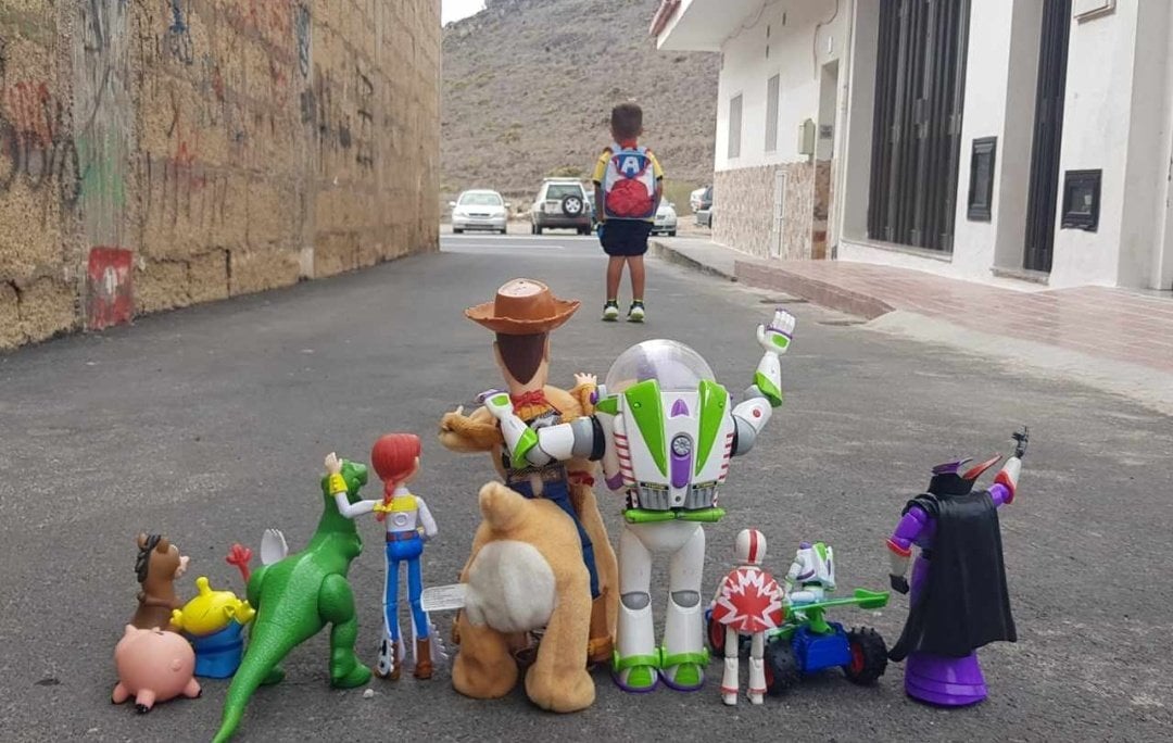 "La mejor foto de la vuelta al cole la hizo una madre en Tenerife". Me llega por WhatsApp y no se quien es la autora, pero me encanta 😍