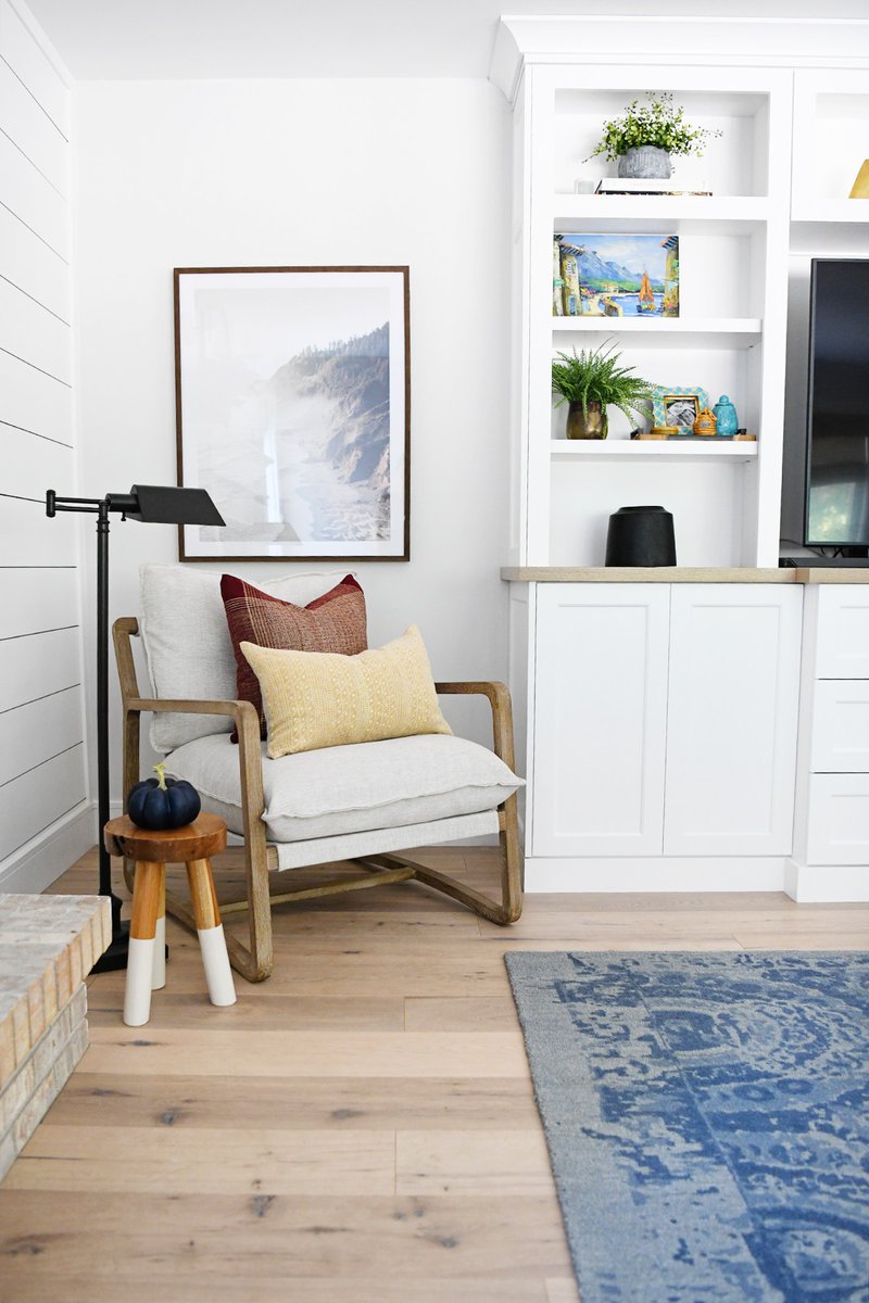 Wrapping up today's roster of fall home tours with <a href="/pinkpeppermintp/">PinkPeppermintDesign</a> beautiful, minimalist family room ... pinkpeppermintdesign.com/fall-decoratin…
