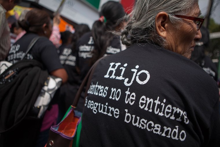 Los capitalinos habíamos visto escenas como ésas a la distancia.Familias que caminan por zonas peligrosas, queriendo y no, encontrar a sus familiares bajo esa tierra a la que le van encajando varillas para saber si alguien la removió hace poco para cavar una fosa clandestina.