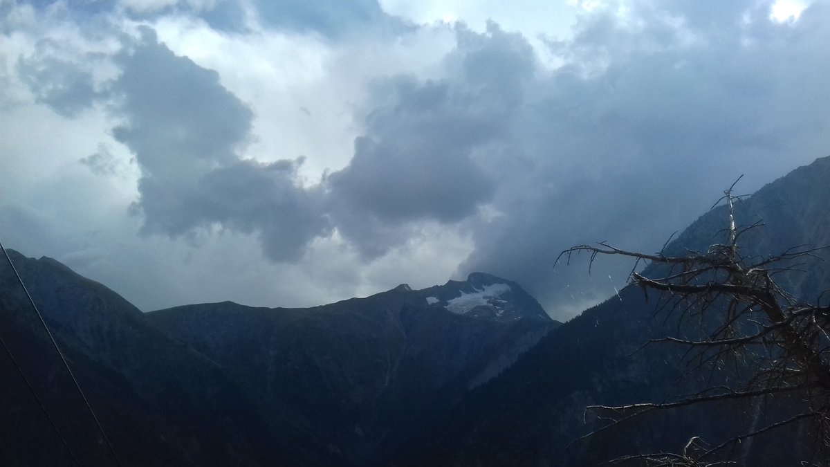 EstellePeyen's tweet photo. ๐จโ looking at the sky... dark clouds drawing some kind of flying creature... A strange hiking trip ๐ฃโ
#NaturePhotography #nature #mountains #landscapephotography #naturelovers #hiking #trekking #ontheroad #climbing #Travel #explore #adventure #estellepeyen #stlconnection https://t.co/xEcO67d4x8