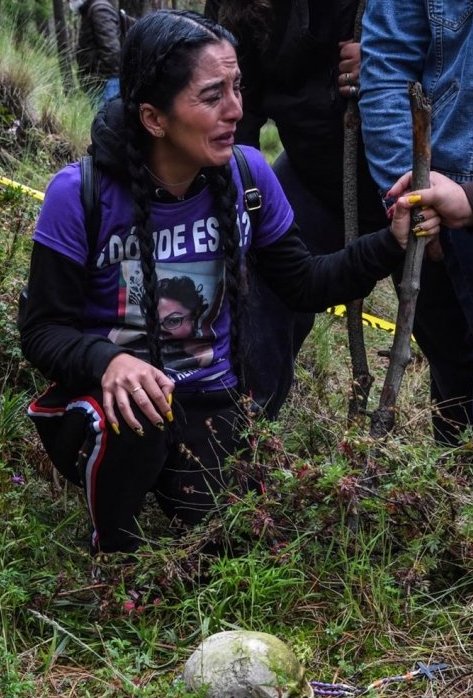 María del Carmen Volante, madre de Pamela Gallardo Volante, desaparecida en 2017 en Tlalpan, intentó examinar mientras sollozaba, tratando de encontrar en esos huesos las facciones de su hija.(Imagen de  @El_Universal_Mx).