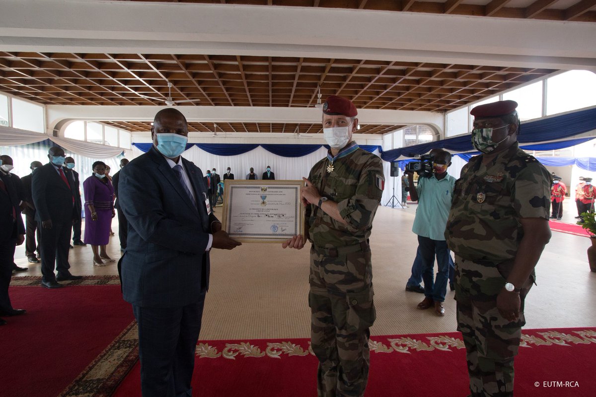 EUTMRCA's tweet photo. 🇪🇺🇨🇫 Après 14 mois à commander l'#EUTMRCA, le général Peltier s'est vu remettre l'ordre national de la reconnaissance centrafricaine au grade de commandeur par le président de la République, symbole du lien fort qui unit la mission aux #FACA.
@eu_eeas @UEenRCA https://t.co/JGJhNTcexM