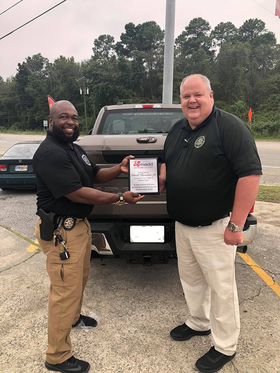 gohsgeorgia's tweet image. GOHS LE Coordinator Powell Harrelson (right) receives an Appreciation Award given by MADD South Georgia from GOHS LEL Emerson Lundy.  We thank our entire LES team for their work to reduce drunk driving crashes in our state. #dontdrinkNdrive #drunkdrivingdeathsRpreventable