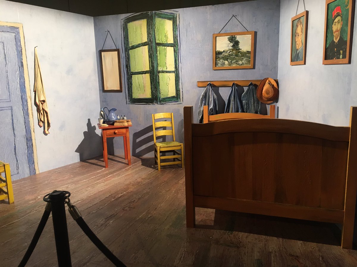 Opening of #VanGoghalive in Sydney last night : a beautiful experience during Covid.  Thank you @Grandeexhibition. The waoooh effect is guarantied : colour, sound and smell. Totally immersive.