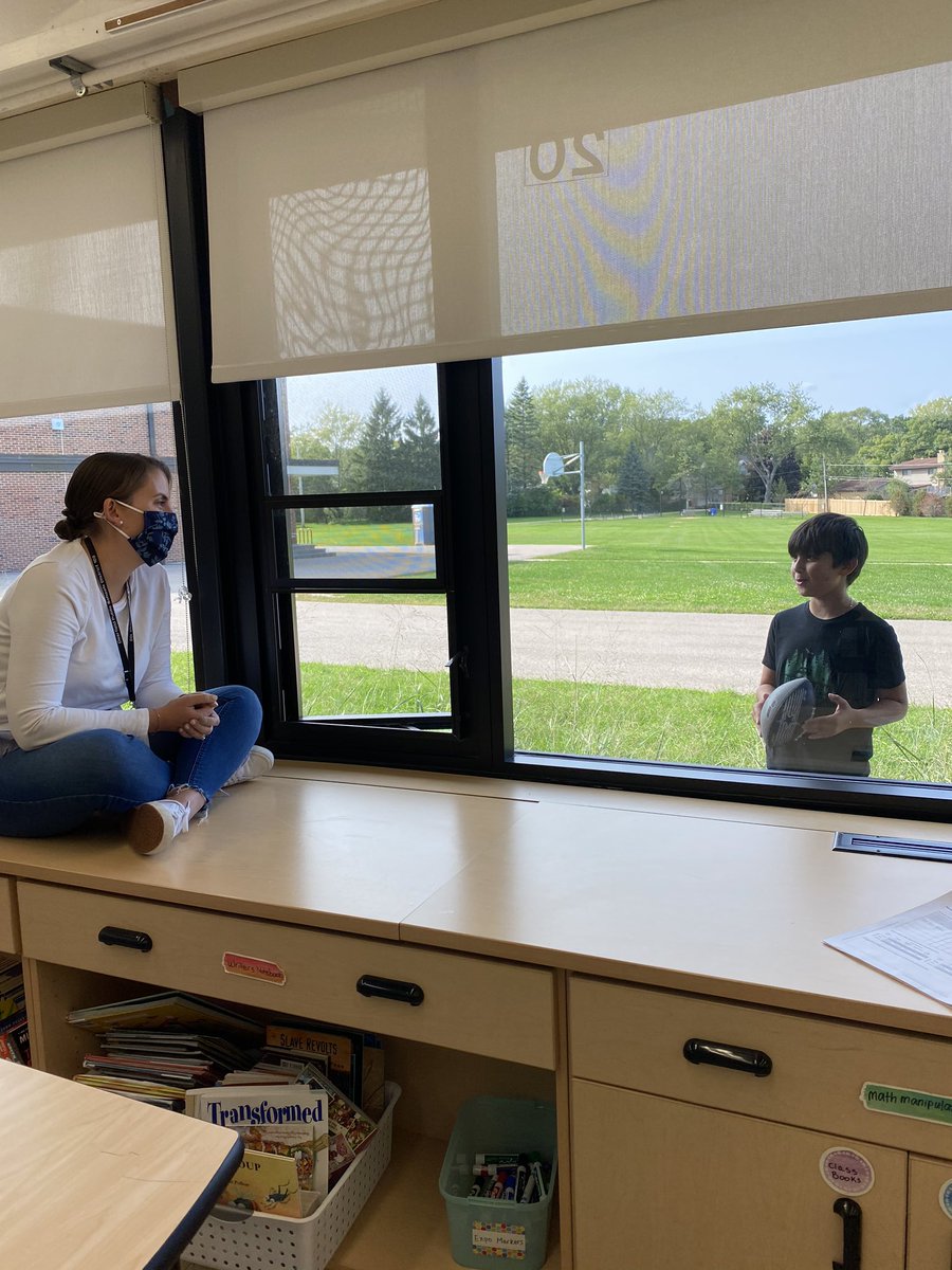 When you walk past your friends classroom and you just have to capture this special moment.....<a href="/Dianne_Arlia/">Dianne Arlia</a> you are an amazing teacher!! #wal109 #engage109