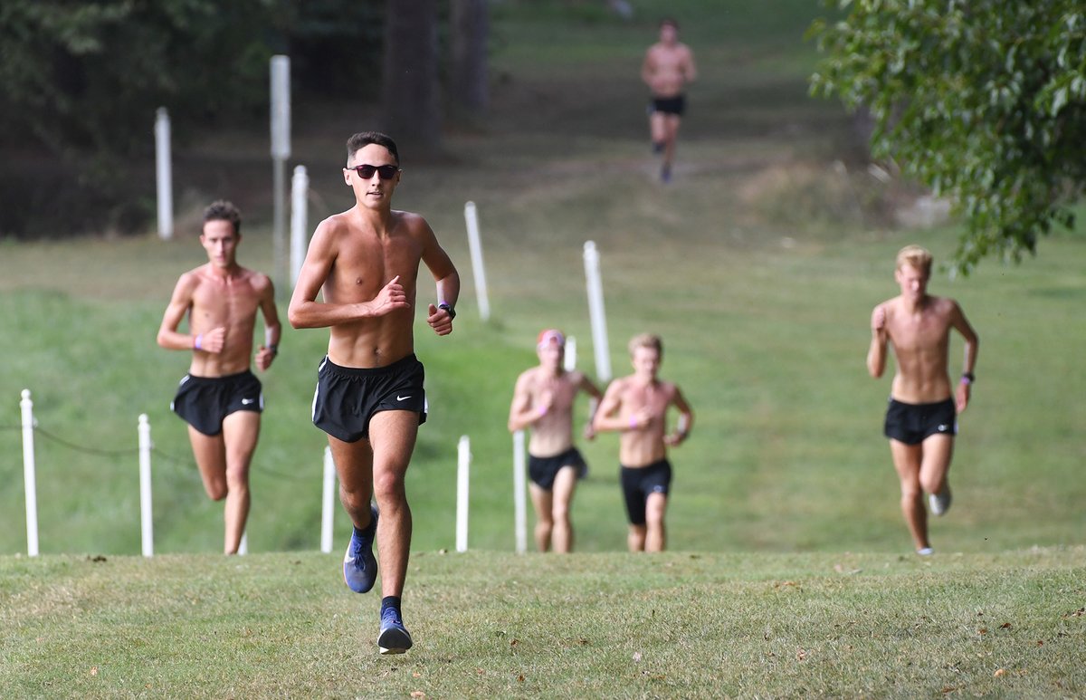 RazorbackTFXC's tweet photo. 𝗥𝗮𝘇𝗼𝗿𝗯𝗮𝗰𝗸 men prepare for SEC Preview meet at LSU on Saturday with another practice at Agri Park. https://t.co/9AhqWN24HE