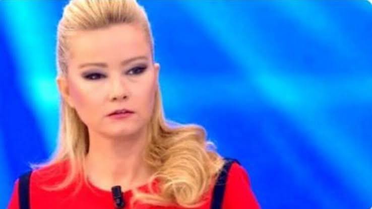 Müge Anlı devlet tarafından korunmalıdır. Bu zamana kadar birçok intiharı bir çok olayı aydınlatan bu kadını yalnız bırakırsak bizede yazıklar olsun. MügeAnlı yalnız değildir.