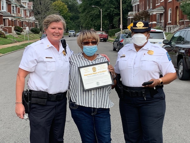 SLMPD's tweet photo. This afternoon District 6 held a #CommunityRollCall in the OβFallon Neighborhood.
PO Nelson & long time community leader Linda Primer received Awards of Excellence for their work in North #STL. Alderman Brandon Bosley also attended to provide encouraging words to the officers. https://t.co/ieRNbOXthS