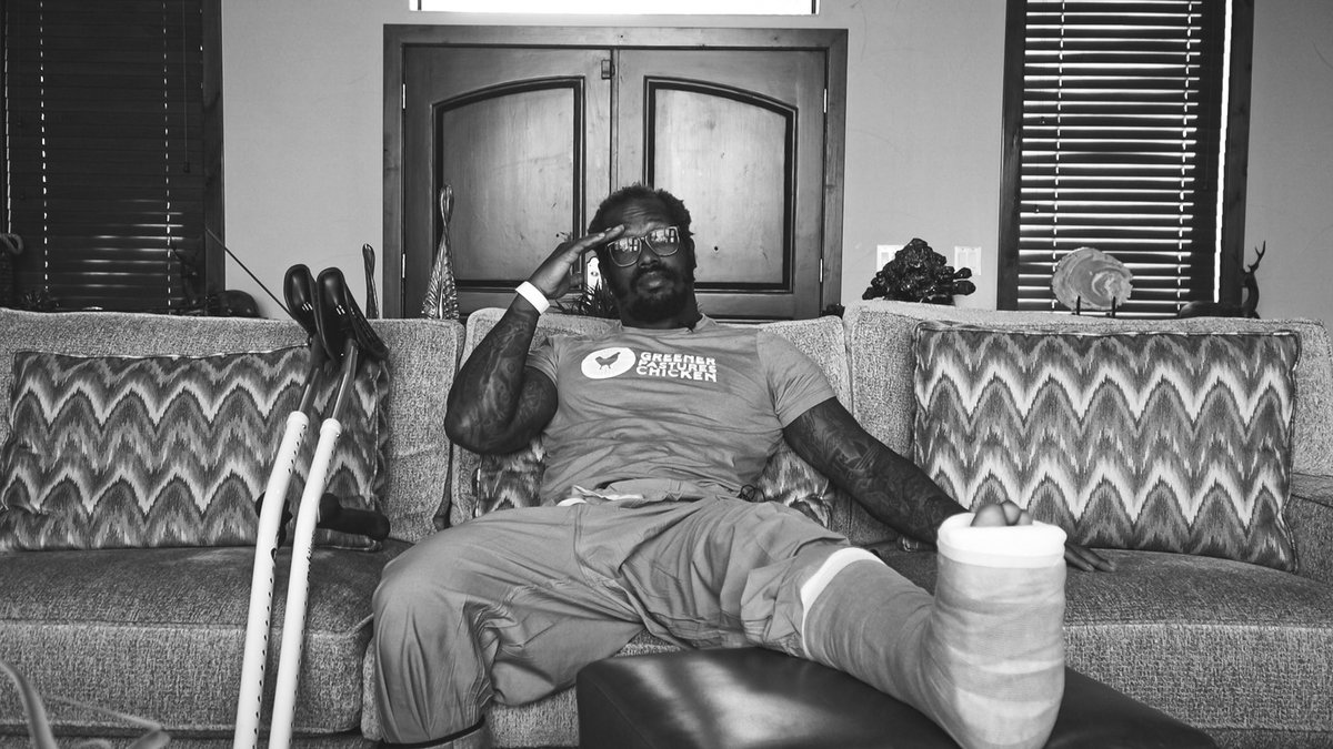 VonMiller's tweet image. Mile High Salute