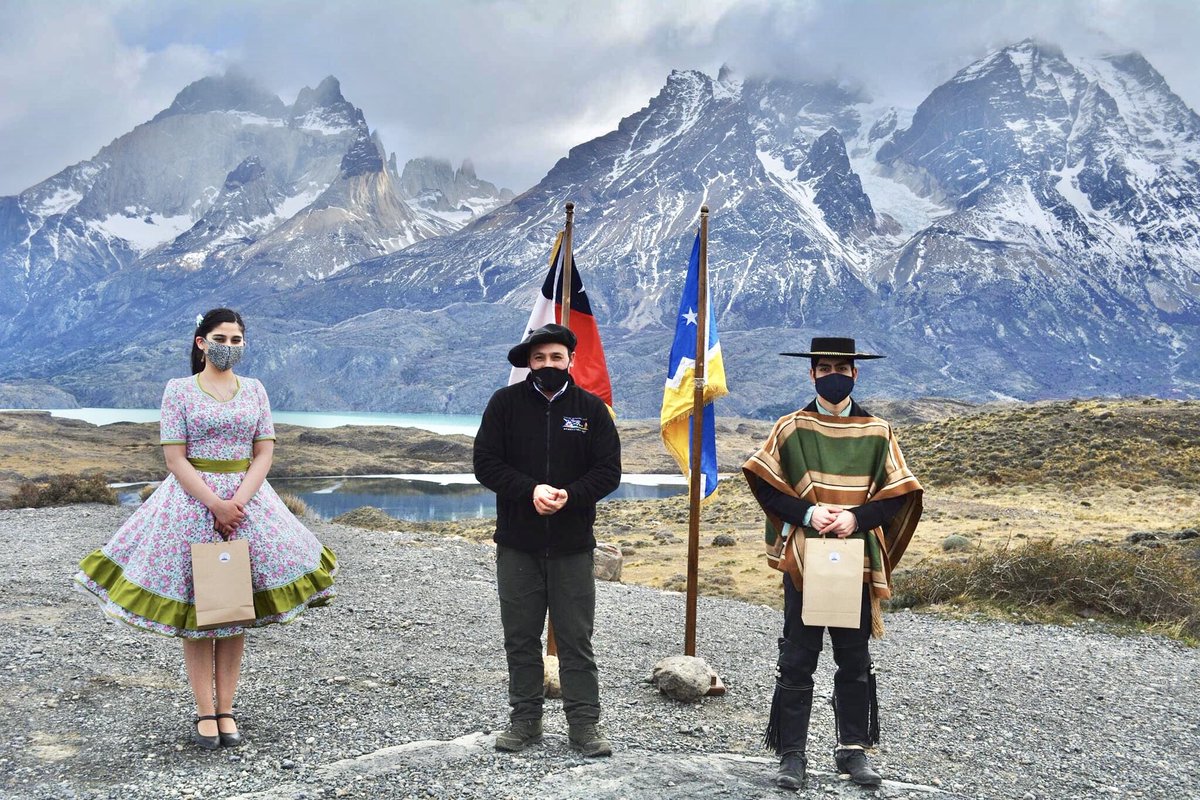 Hoy 17 de septiembre se celebra el día de la Cueca, el Huaso y la Chilenidad una fecha muy importante para la cultura y patrimonio de nuestro país. Compartimos  algunas imágenes de los bailarines Daniela Uribe y Patricio Poblete, en la comuna de Torres del Paine #Feliz18