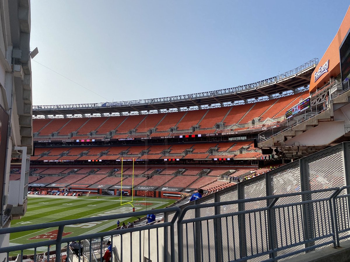 DaMarkSta's tweet image. Office for the evening, let’s get this win tonight!
#DawgPound