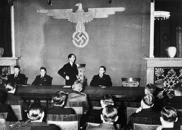 _SombraGrande's tweet photo. LAS “MAÑANERAS” DE GOEBBELS

[Información de Juan A. Cedillo/Investigador de @_SombraGrande]

Foto: el Ministro de Propaganda con Hans Fritzche, Jefe Departamento de la “Deutsche Press" y juzgado en los Juicios de Nuremberg, junto con directores editoriales de medios alemanes. https://t.co/sUoOPTT5Dd