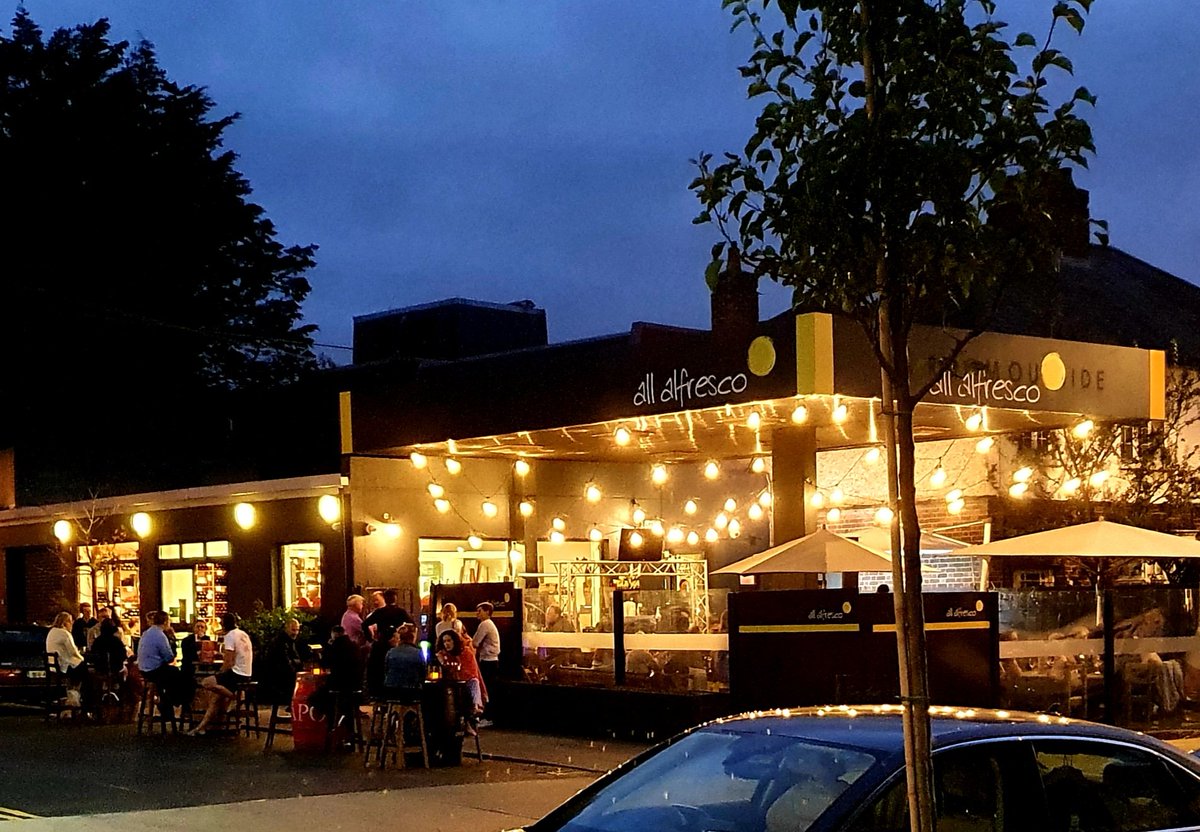 TheBlondeBomber's tweet image. The place to be in #Glasthule tonight @allalfresco  @kwanghi_