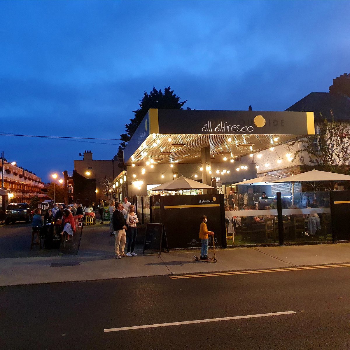 TheBlondeBomber's tweet image. The place to be in #Glasthule tonight @allalfresco  @kwanghi_